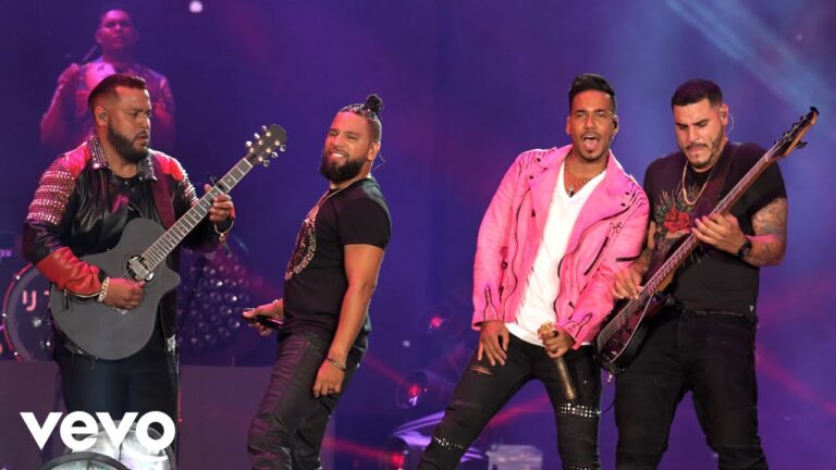 Romeo santos invita a su hijo a subir al escenario en su 24 cumpleaños