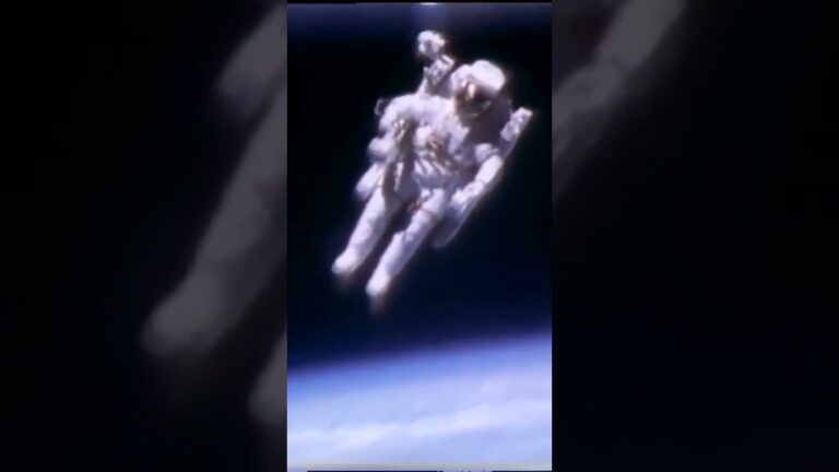 Un astronauta independiente realiza caminata en el espacio