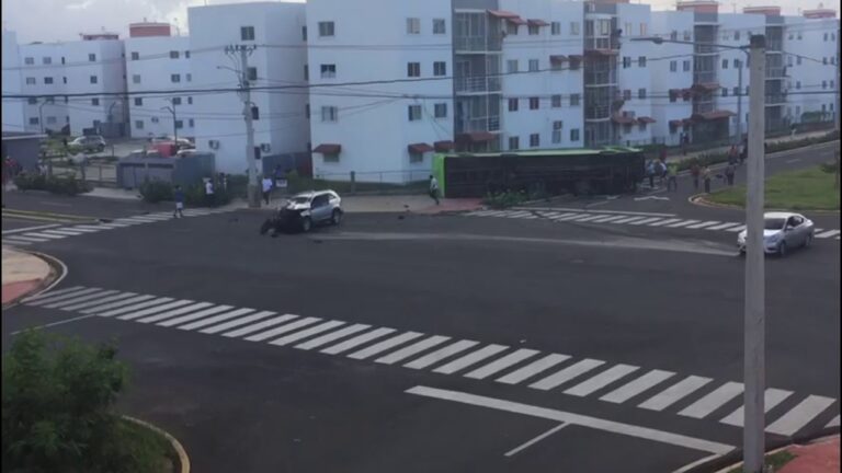 Conductor involucrado en accidente de tráfico en Ciudad Juan Bosch ya está bajo custodia