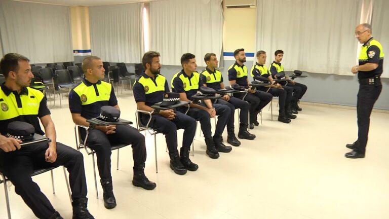 Escuela de formación policial gradúa 70 agentes locales